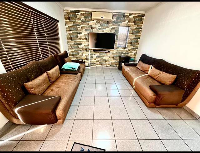 3 BEDROOM HOUSE FOR SALE IN BISLEY